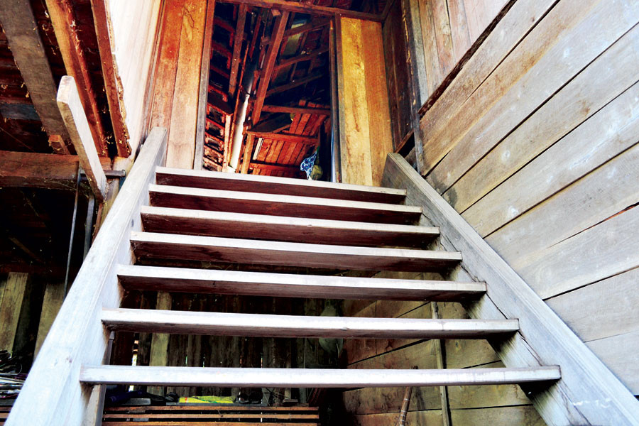 Bậc thang nhà của người Mường. Ảnh: Lê Hòa