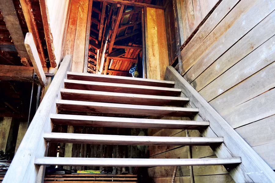 Bậc thang nhà của người Mường. Ảnh: Lê Hòa