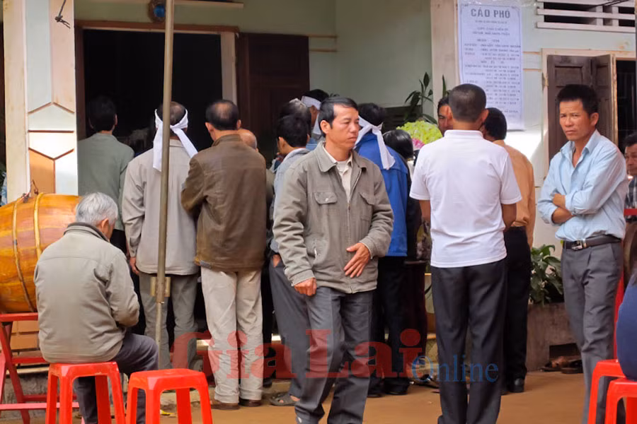 Người dân đến chia buồn và bày tỏ sự tiếc thương với gia đình Thiện. Ảnh: Hồng Thi Người dân đến chia buồn và bày tỏ sự tiếc thương với gia đình Thiện. Ảnh: Hồng Thi