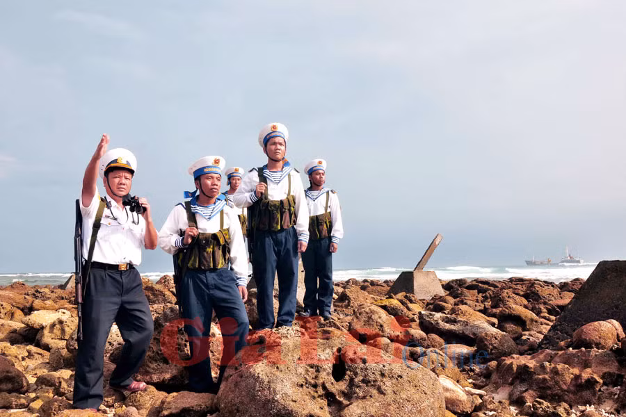 Tuần tra trên đảo Phan Vinh. Ảnh: Văn Nghĩa