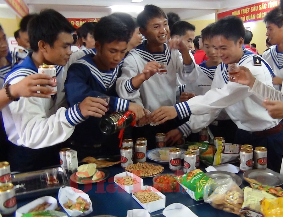 Chiến sĩ đảo Đá Tây thưởng thức quà từ đất liền. Ảnh: Mai Thắng Chiến sĩ đảo Đá Tây thưởng thức quà từ đất liền. Ảnh: Mai Thắng