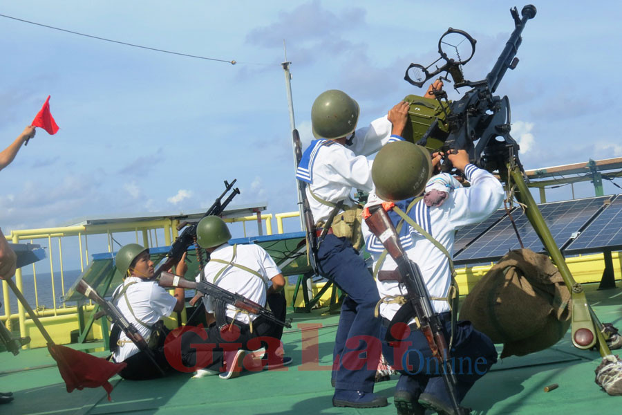 Chiến sĩ Nhà giàn DK1/15 canh biển ngày xuân. Ảnh: Mai Thắng Chiến sĩ Nhà giàn DK1/15 canh biển ngày xuân. Ảnh: Mai Thắng