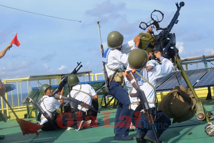 Chiến sĩ Nhà giàn DK1/15 canh biển ngày xuân. Ảnh: Mai Thắng