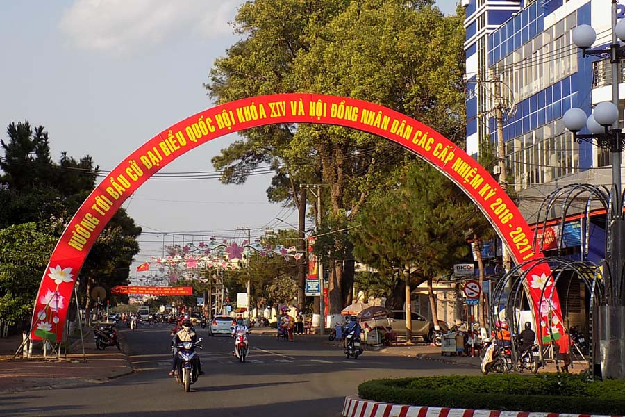 Khẩu hiệu tuyên truyền bầu cử tại thành phố Pleiku. Ảnh: Thanh Nhật