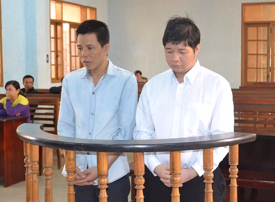  Bị cáo Tùng (bên phải) và Thủy tại tòa. Ảnh: H.C