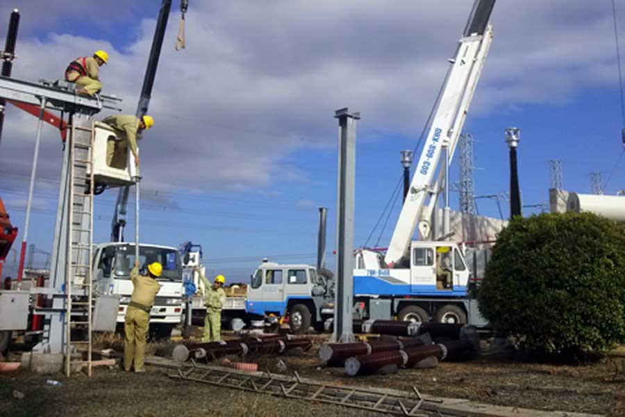 Công nhân Truyền tải điện 3 thi công trên công trường cụm Pleiku 2.  Công nhân Truyền tải điện 3 thi công trên công trường cụm Pleiku 2.