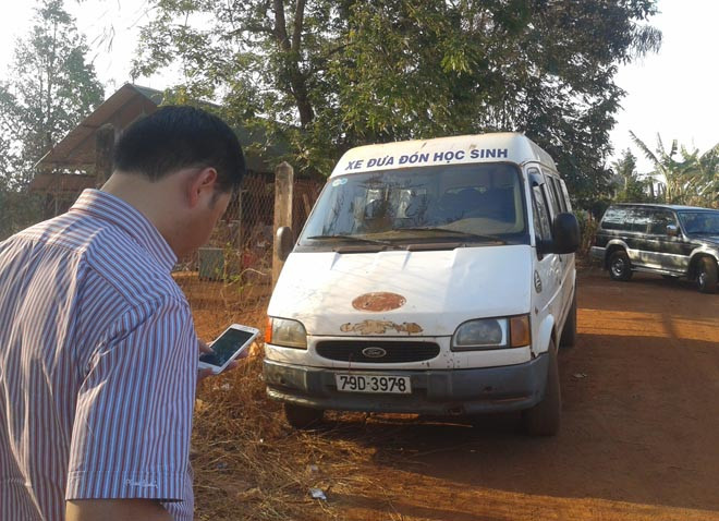 Chiếc xe ô tô quá hạn đăng kiểm gần 1 năm nay được dùng đưa đón học sinh. Ảnh: M.N  Chiếc xe ô tô quá hạn đăng kiểm gần 1 năm nay được dùng đưa đón học sinh. Ảnh: M.N