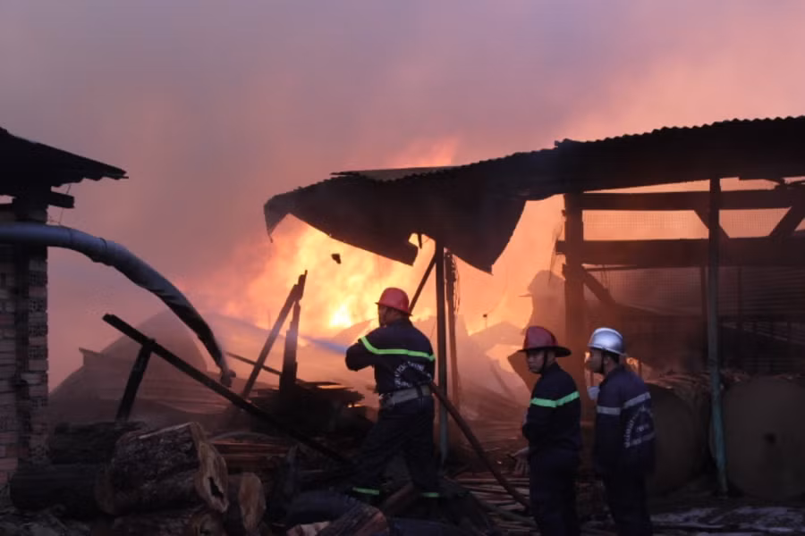 Biển lửa bao trùm xưởng gỗ vào sáng sớm.