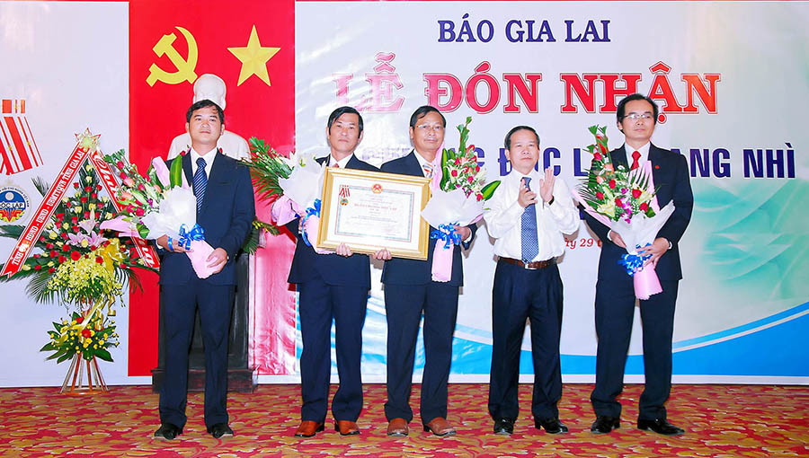 Báo Gia Lai đón nhận Huân chương Độc lập hạng Nhì. Ảnh: Đức Thụy Báo Gia Lai đón nhận Huân chương Độc lập hạng Nhì. Ảnh: Đức Thụy