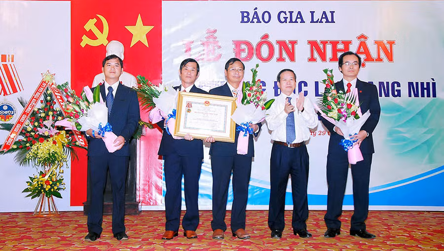  Báo Gia Lai đón nhận Huân chương Độc lập hạng Nhì. Ảnh: Đức Thụy