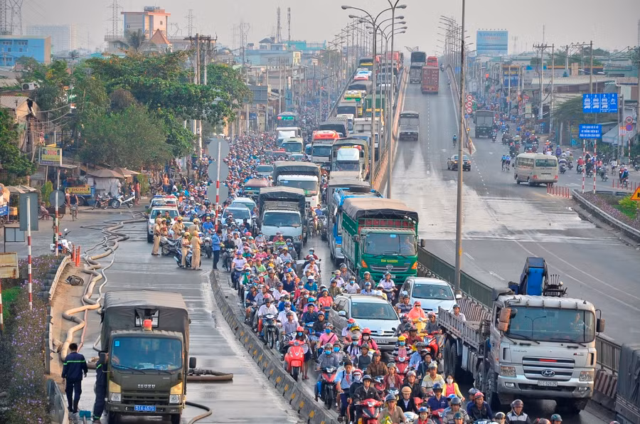 Hàng ngàn phương tiện kẹt cứng trên quốc lộ do ảnh hưởng của vụ cháy.