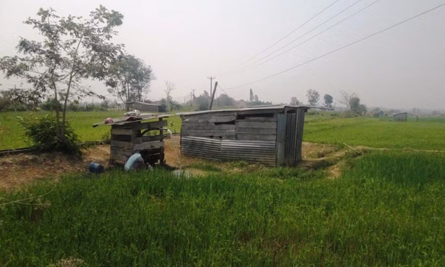  Giếng khoan của nông dân ở giữa ruộng. Ảnh: H.T