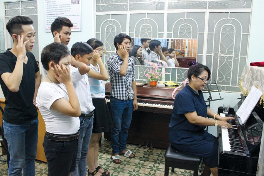 Các em nhỏ học thanh nhạc tại Nhà Thiếu nhi tỉnh. Ảnh: T.U