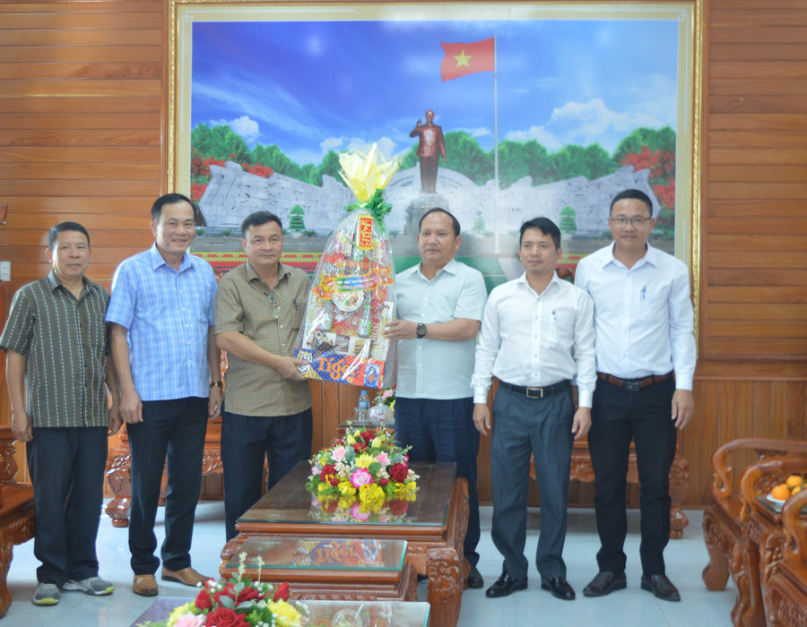 Phó Bí thư Tỉnh ủy Rah Lan Chung (thứ 3 từ phải qua) thăm, chúc Tết cán bộ, chiến sĩ Phòng 10 (Tổng cục II, Bộ Quốc phòng). Ảnh: Anh Huyi cảm ơn đến Tập thể Ban Giám đốc Học viện và quý thầy, cô. Ảnh: Anh Huy