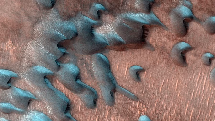 Tàu quỹ đạo MRO chụp ảnh các đụn cát trên sao Hỏa phủ đầy băng giá hai ngày sau khi đông chí đến trên sao Hỏa vào tháng 7. Ảnh: NASA Tàu quỹ đạo MRO chụp ảnh các đụn cát trên sao Hỏa phủ đầy băng giá hai ngày sau khi đông chí đến trên sao Hỏa vào tháng 7. Ảnh: NASA