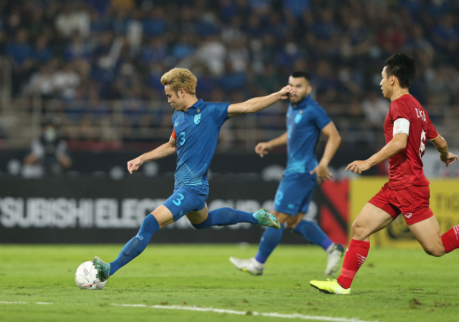 Theerathon đã có cú sút đẳng cấp mở tỷ số 1-0. Ảnh: Lâm Thỏa