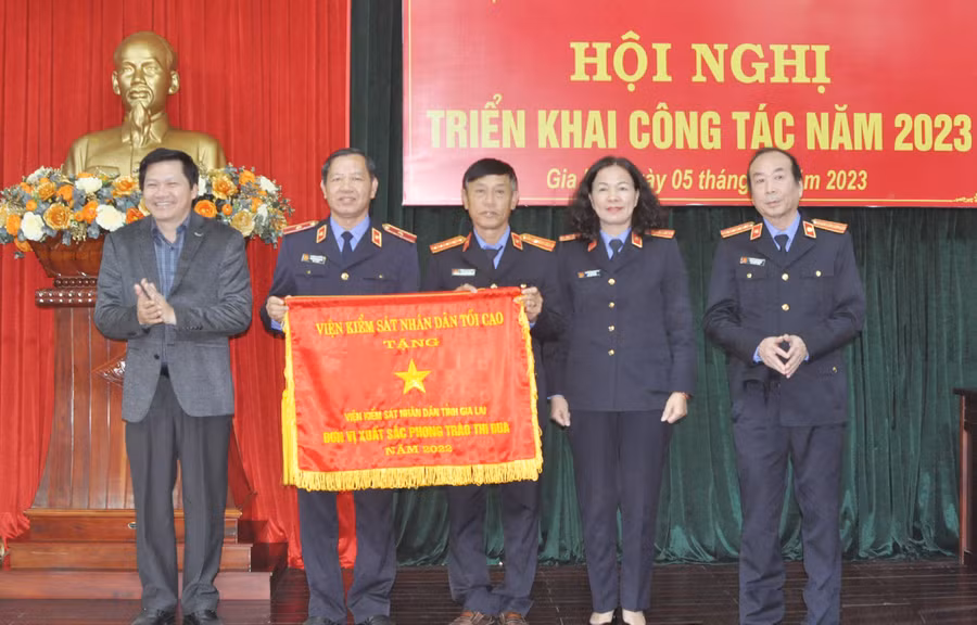 Thừa ủy quyền của Viện Kiểm sát nhân dân tối cao, Phó Chủ tịch Thường trực HĐND tỉnh Trương Văn Đạt trao cờ thi đua của ngành Kiểm sát nhân dân năm 2022 cho Viện Kiểm sát nhân dân tỉnh. Ảnh: R’Ô HOK