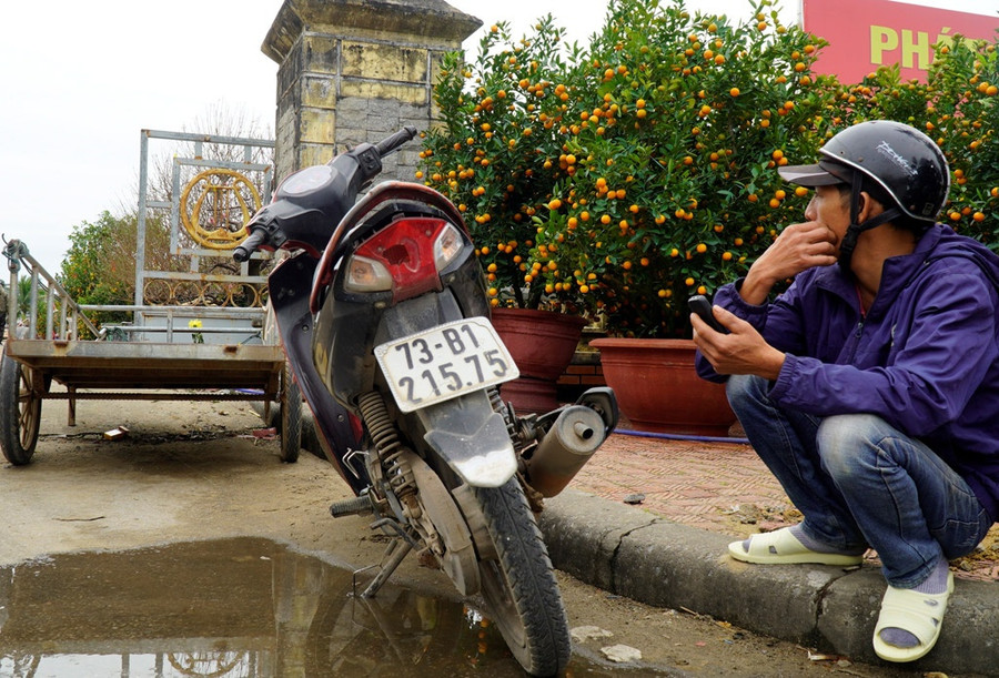 Đã quá trưa mà phu xe Nguyễn Hưng vẫn chưa có cuốc xe nào nơi chợ hoa ở trung tâm TP.Đồng Hới. Ảnh: Nguyễn Phúc