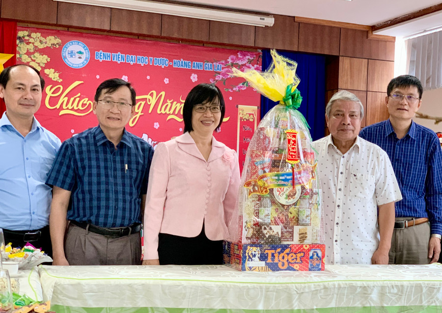 Phó Chủ tịch UBND tỉnh Nguyễn Thị Thanh Lịch thăm, chúc Tết tại Bệnh viện Đại học Y dược- Hoàng Anh Gia Lai. Ảnh: Như Nguyện
