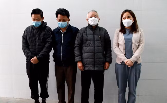 Các cán bộ hại quan và Đinh Thị Hoà tại cơ quan công an. Ảnh: V. Hậu