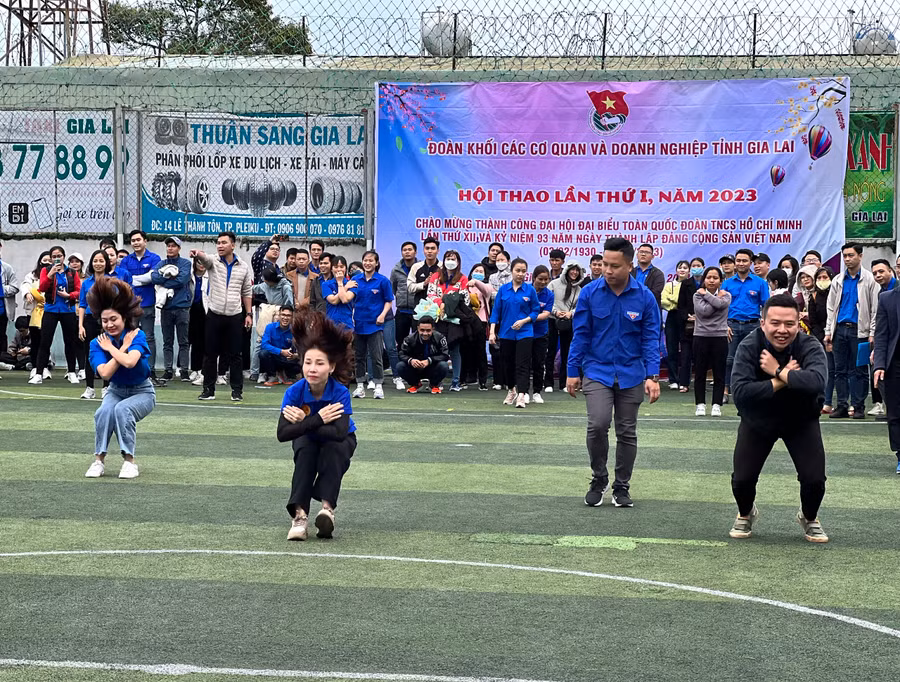 Đoàn viên, thanh niên tham gia trò chơi nhảy cóc. Ảnh: Phan Lài