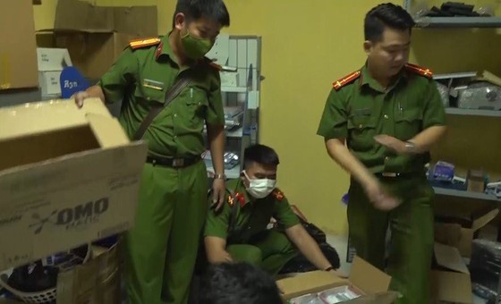 Công an khám xét TTĐK 50-17D thu giữ nhiều tài liệu. Ảnh: CHÍ THẠCH Công an khám xét TTĐK 50-17D thu giữ nhiều tài liệu. Ảnh: CHÍ THẠCH