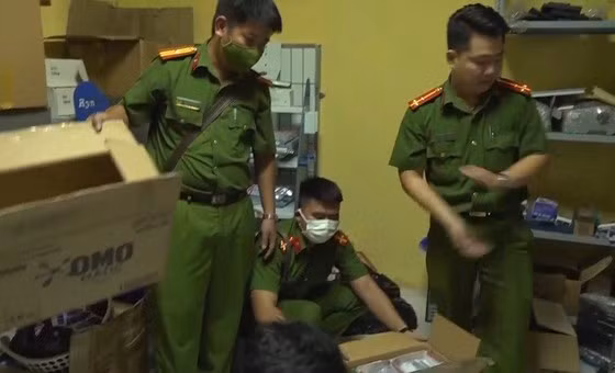 Công an khám xét TTĐK 50-17D thu giữ nhiều tài liệu. Ảnh: CHÍ THẠCH