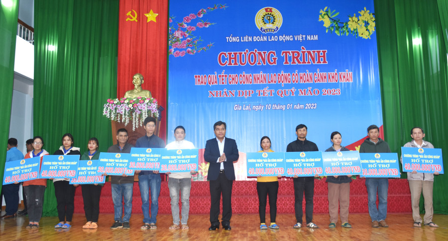 Đồng chí Hồ Văn Niên-Ủy viên Ban Chấp hành Trung ương Đảng, Bí thư Tỉnh ủy, Chủ tịch HĐND tỉnh trao kinh phí xây nhà 