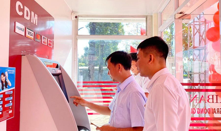  Các ngân hàng thương mại đảm bảo hệ thống máy ATM, CDM hoạt động thông suốt để đáp ứng nhu cầu tiền mặt của người dân trong dịp Tết. Ảnh: Sơn Ca