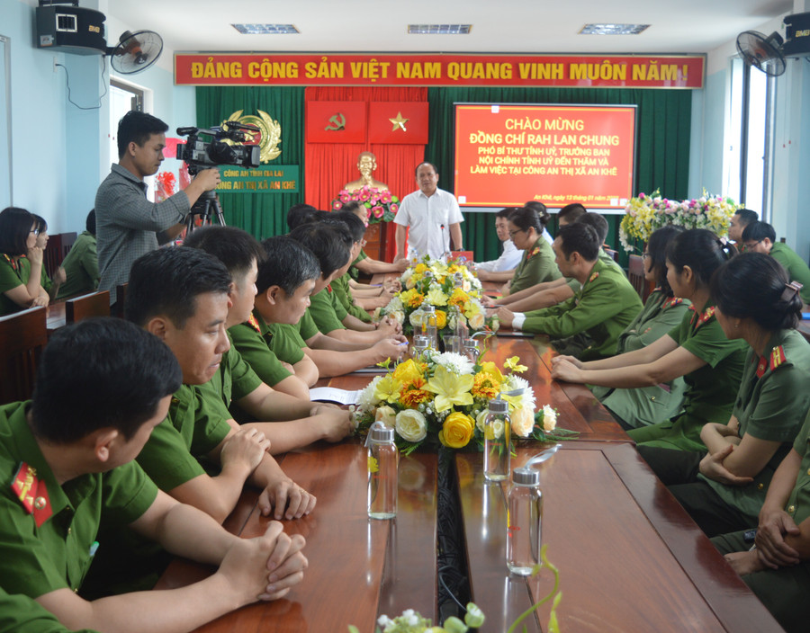 Phó Bí thư Tỉnh ủy Rah Lan Chung biểu dương, ghi nhận những thành tích của Công an Thị xã An Khê. Ảnh: Anh Huy