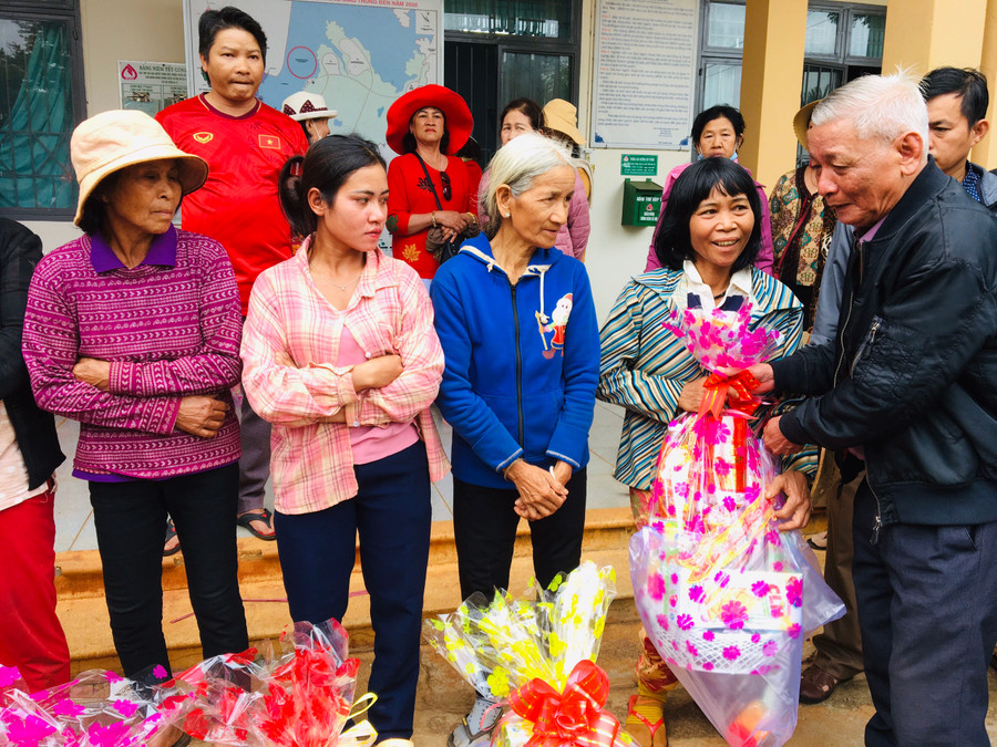 Ông Trương Đình Ba-Chủ tịch Hội Bảo trợ Người khuyết tật và bảo vệ quyền trẻ em tỉnh Gia Lai tặng quà cho người khuyết tật, trẻ em có hoàn cảnh khó khăn tại thị trấn Ia Ly. Ảnh: Hà Phương