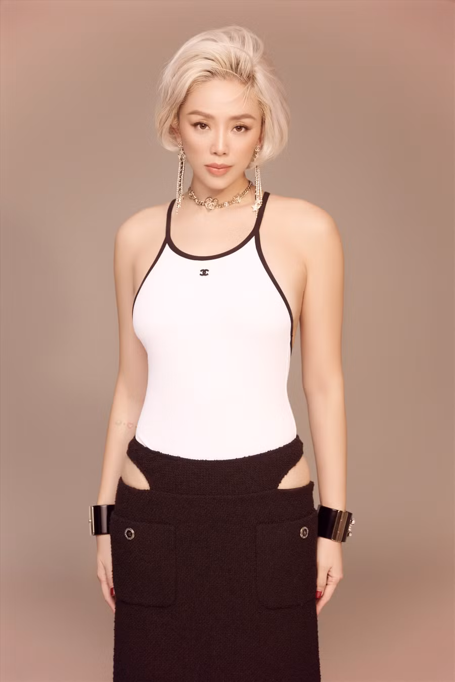 Góp mặt trong dự án điện ảnh hành động lần này, Tóc Tiên hóa thân vào nhân vật Thanh - một cô gái lầm lì, gai góc với quá khứ tăm tối, đáng thương. Thanh là một mảnh ghép không thể thiếu trong bộ 3 “đả nữ” cực “máu chiến”, cùng Hồng (Rima Thanh Vy) và Bi (Đồng Ánh Quỳnh) đối đầu với băng đảng của Hải Chó Điên (Thuận Nguyễn).