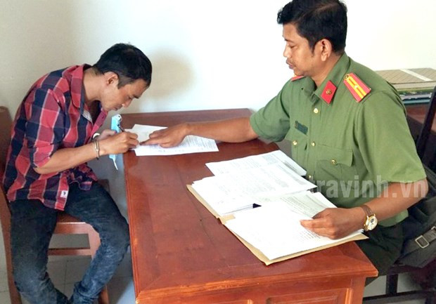 Cán bộ công an làm việc với một đối tượng gây rối. (Nguồn: Báo Trà Vinh)  Cán bộ công an làm việc với một đối tượng gây rối. (Nguồn: Báo Trà Vinh)