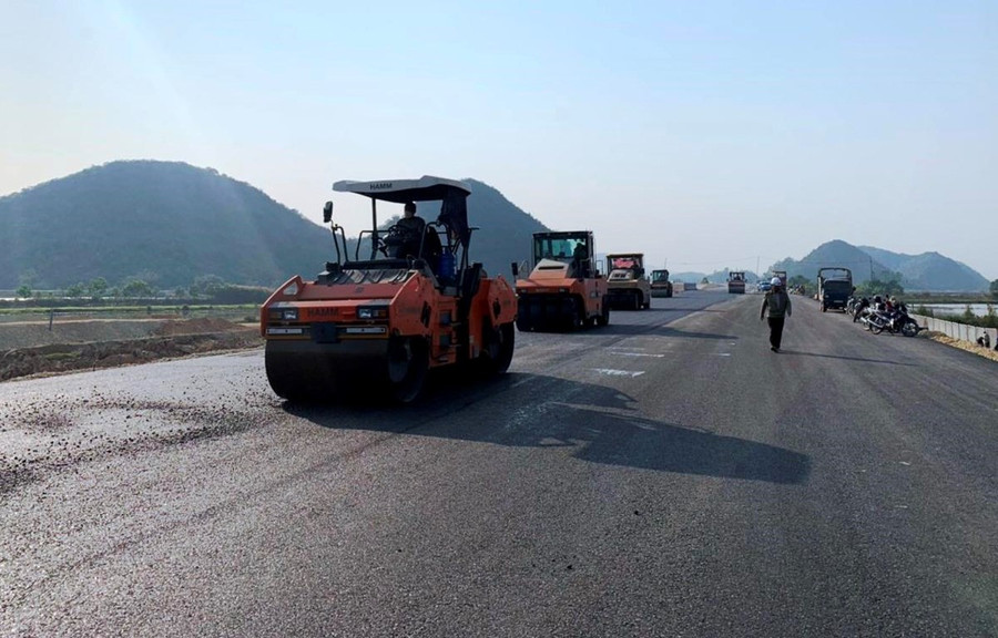 Các nhà thầu thi công cao tốc Bắc-Nam đã tập trung mọi nguồn lực thi công để đưa dự án hoàn thành theo đúng kế hoạch. Ảnh: Việt Hùng/Vietnam+