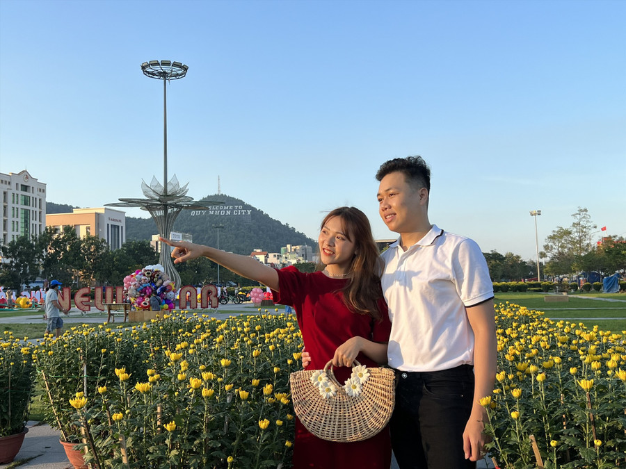 Bạn Trần Văn Nhật cùng bạn check in tại các gian hàng hoa trước thềm Tết cổ truyền. Ảnh: Hoài Luân