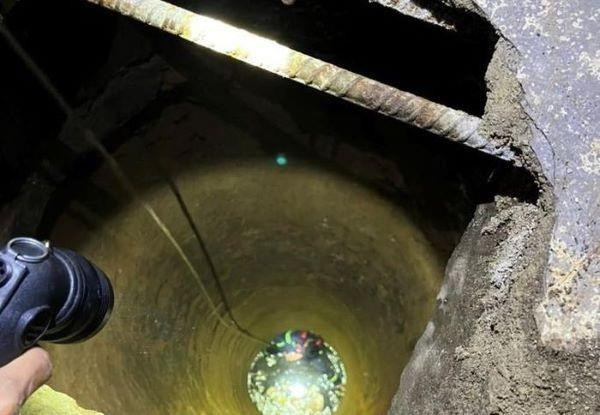 Giếng sâu nơi 2 bố con bị rơi xuống. Ảnh: NLĐO  Giếng sâu nơi 2 bố con bị rơi xuống. Ảnh: NLĐO