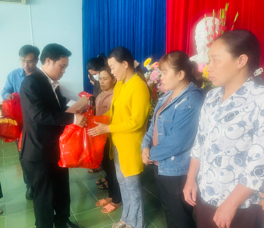 Ban tổ chức trao quà cho đoàn viên, lao động nghèo tại thị xã. Ảnh: Vũ Chi