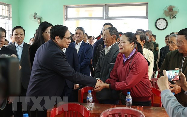 Thủ tướng Phạm Minh Chính đến thăm, động viên các hộ dân phải di dời để giải phóng mặt bằng cho tuyến cao tốc Bắc Nam phía Đông. (Ảnh: Dương Giang/TTXVN) Thủ tướng Phạm Minh Chính đến thăm, động viên các hộ dân phải di dời để giải phóng mặt bằng cho tuyến cao tốc Bắc Nam phía Đông. (Ảnh: Dương Giang/TTXVN)