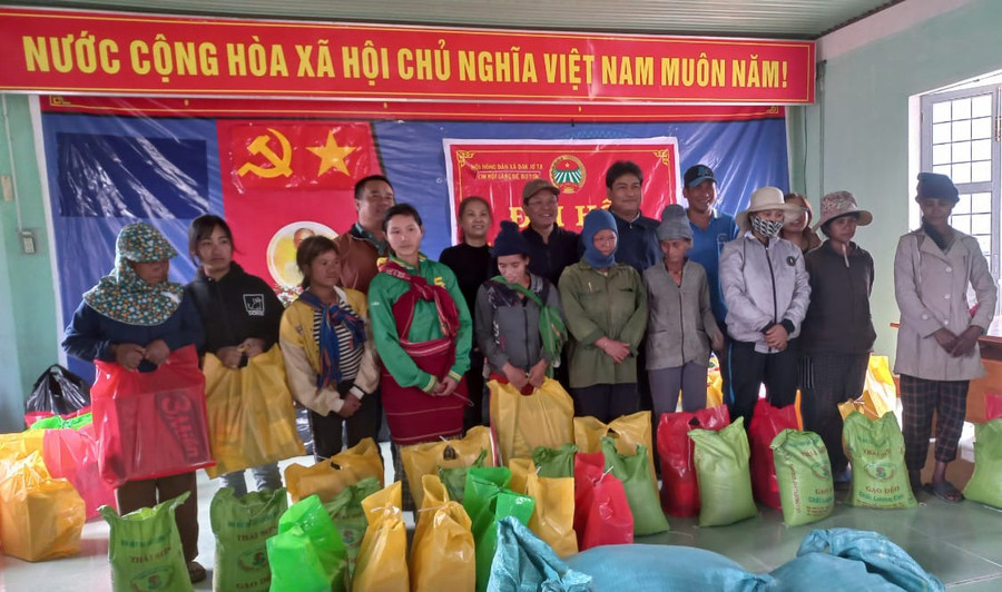 Đoàn trao quà cho các gia đình nghèo tại làng Đê Bơ Tưk. Ảnh: Thanh Phạm