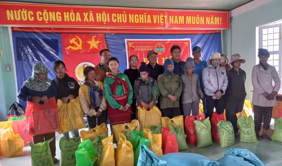 Đoàn trao quà cho các gia đình nghèo tại làng Đê Bơ Tưk. Ảnh: Thanh Phạm