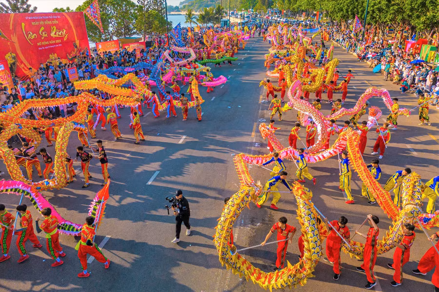 Diễn luyện chuẩn bị cho màn đồng diễn diễn ra vào khoảng 19h30 ngày 1.1. Ảnh: Thành An