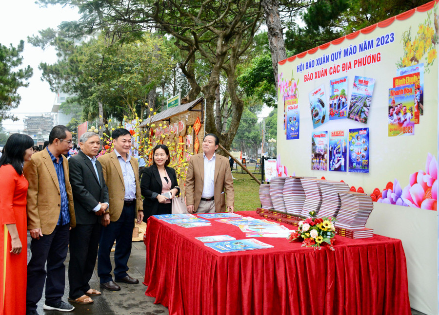 Các đại biểu tham quan Hội báo Xuân Quý Mão 2023. Ảnh: Lam Nguyên Các đại biểu tham quan Hội báo Xuân Quý Mão 2023. Ảnh: Lam Nguyên