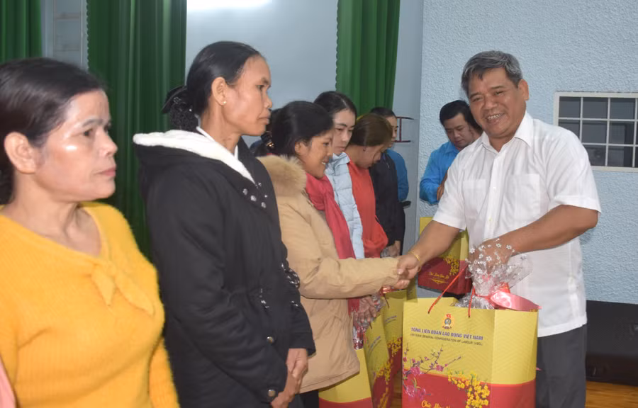 Đồng chí Hồ Văn Điềm-Ủy viên Ban Thường vụ Tỉnh ủy, Chủ tịch Ủy ban MTTQ Việt Nam tỉnh Gia Lai tặng quà cho công nhân, lao động nghèo. Ảnh: Đinh Yến Đồng chí Hồ Văn Điềm-Ủy viên Ban Thường vụ Tỉnh ủy, Chủ tịch Ủy ban MTTQ Việt Nam tỉnh tặng quà cho công nhân, lao động nghèo. Ảnh. Đinh Yến