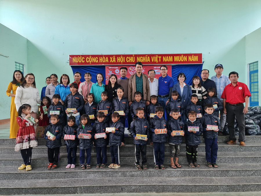 Các em thiếu nhi xã Yang Trung (huyện Kông Chro) được nhần những phần quà ý nghĩa do nhóm cựu cán bộ Đoàn cơ sở TP. Pleiku và các Mạnh Thường Quân trao tặng. Ảnh: Phan Lài