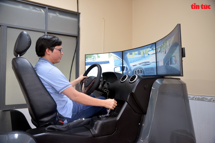 Trung tâm Đào tạo và Sát hạch lái xe Thành Công (TP. Hồ Chí Minh) trang bị mô hình cabin điện tử để phục vụ cho công tác giảng dạy, thực hành. Ảnh: Lê Linh/Báo Tin tức. Trung tâm Đào tạo và Sát hạch lái xe Thành Công (TP. Hồ Chí Minh) trang bị mô hình cabin điện tử để phục vụ cho công tác giảng dạy, thực hành. Ảnh: Lê Linh/Báo Tin tức.
