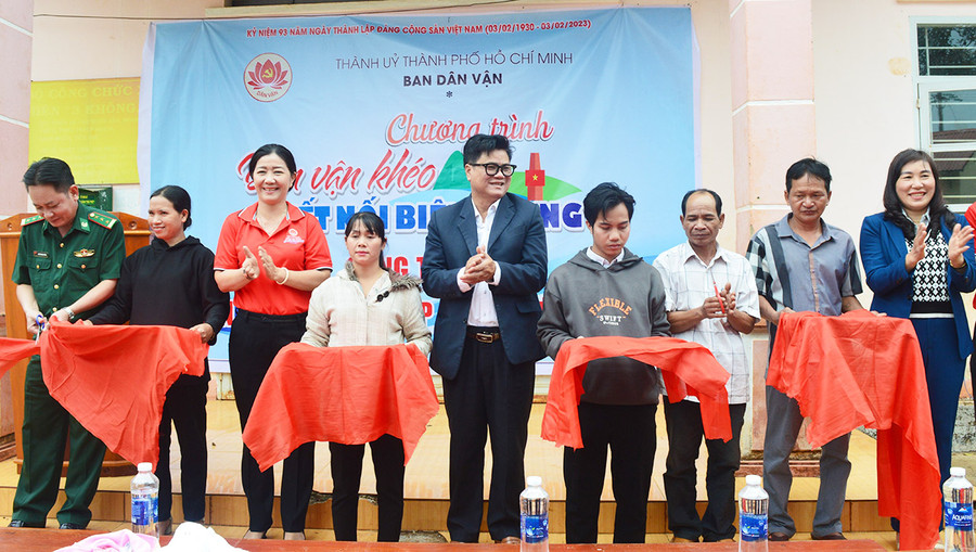  Đại diện Ban Dân vận Thành ủy TP. Hồ Chí Minh, Ban Dân vận Tỉnh ủy và chính quyền địa phương cắt băng khánh thành, bàn giao các trụ điện pin năng lượng mặt trời cho cụm dân cư làng Bi, xã Ia O, huyện Ia Grai. Ảnh: Anh Huy