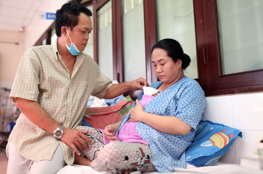 Vợ chồng anh Hải, chị Châu chăm bé gái chỉ nặng 550 gr lên được gần 800 gr sau 2 tháng nuôi Kangaroo