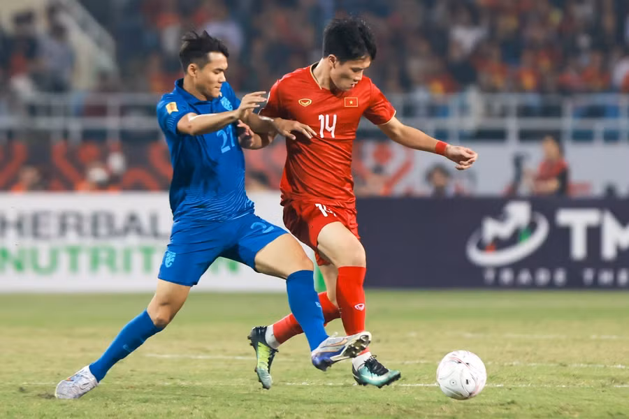 Tuyển Việt Nam có trận chung kết lượt đi chật vật với đội Thái Lan. Ảnh: Độc Lập