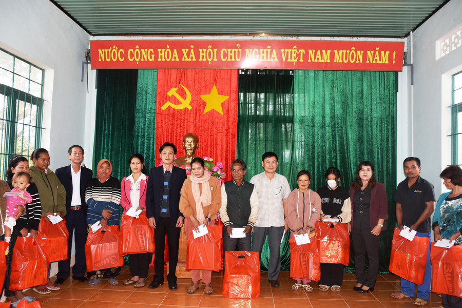 Lãnh đạo các cơ quan, đơn vị tặng quà cho người dân xã Ia Sao (thị xã Ayun Pa). Ảnh: Vĩnh Hoàng Lãnh đạo các cơ quan, đơn vị tặng quà cho người dân xã Ia Sao (thị xã Ayun Pa). Ảnh: Vĩnh Hoàng
