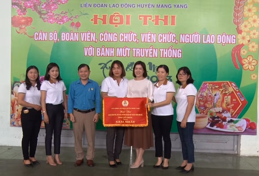  Ban tổ chức Hội thi trao giải nhất cho Công đoàn cơ sở Trung tâm Y tế huyện Mang Yang. Ảnh: Hà Phương